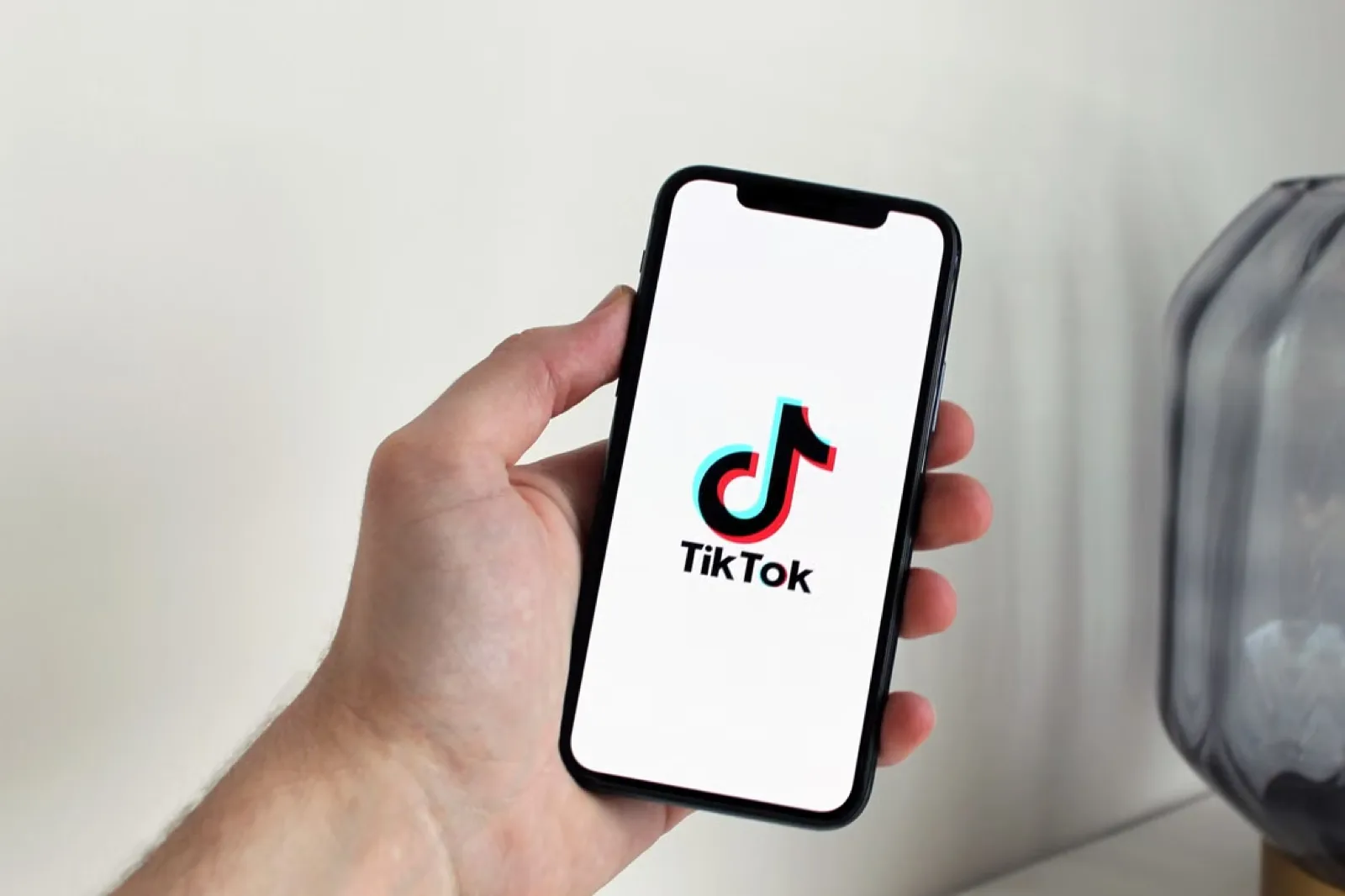 TikTok algoritms 2026: kā uzņēmumiem iegūt vairāk skatījumu bez reklāmas